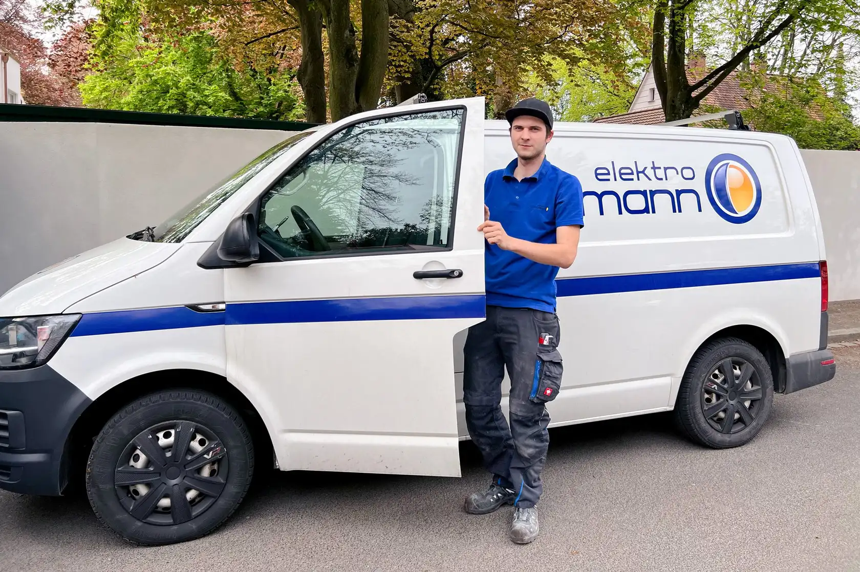 Elektroniker von Elektro Ottmann am Firmenwagen