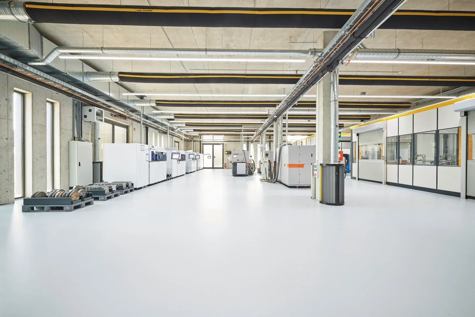 Produktionshalle mit Beleuchtungs- und Elektroinstallation