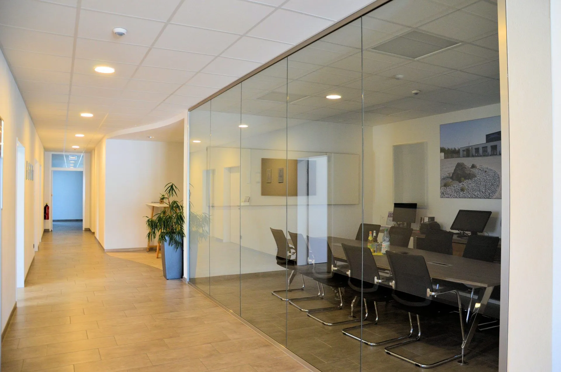 Büroausbau mit Glastrennwand und Besprechungsraum