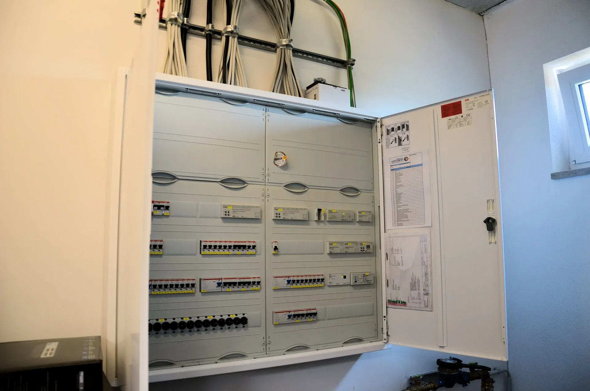 Geöffneter Installationsverteiler mit sauber verdrahteter Unterverteilung