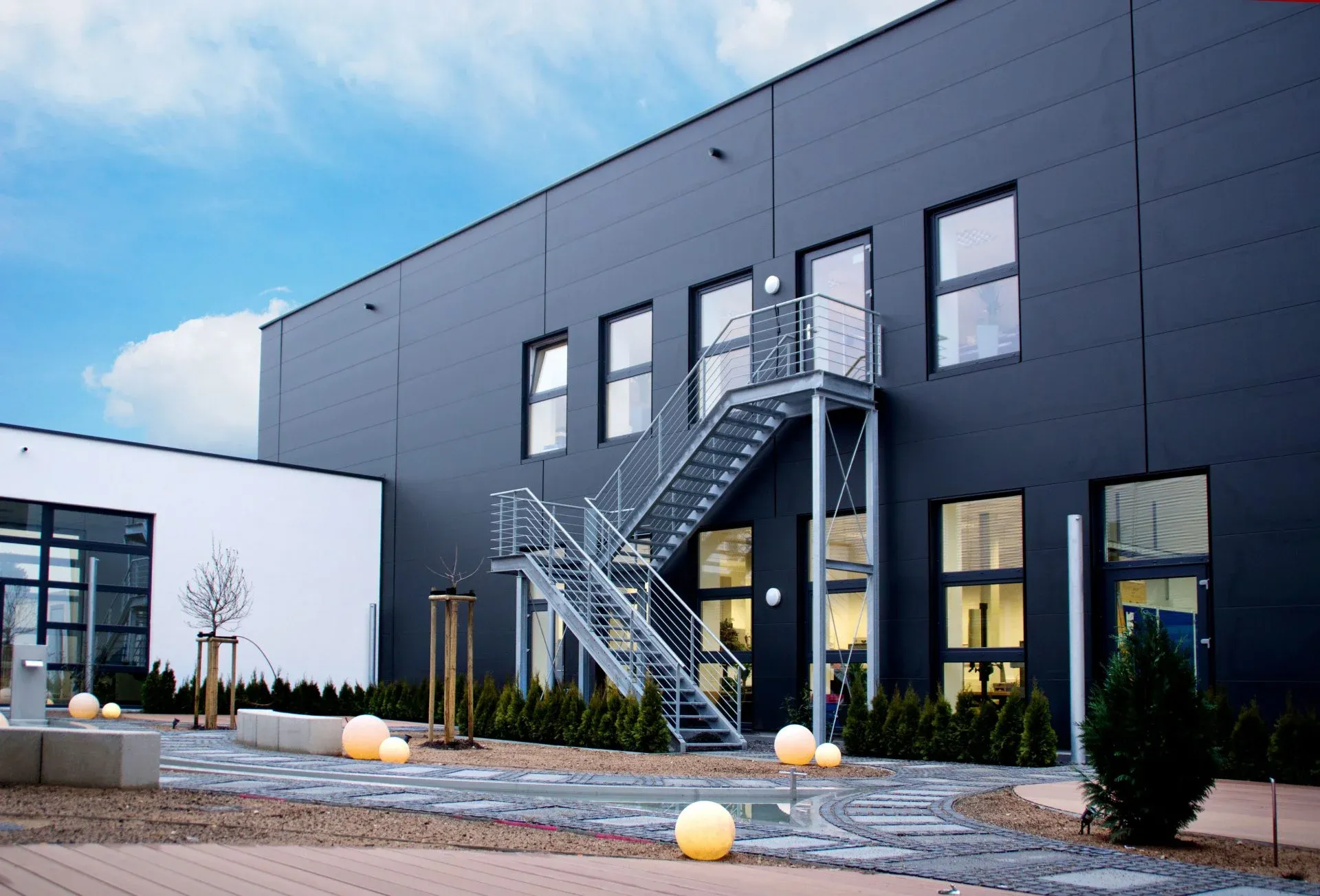 Neubau der Arnold Formenbau in Spalt von außen