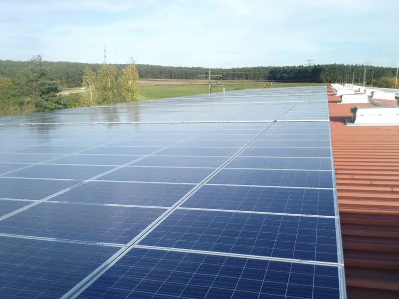 Photovoltaik-Anlage auf einem Gewerbe-Flachdach