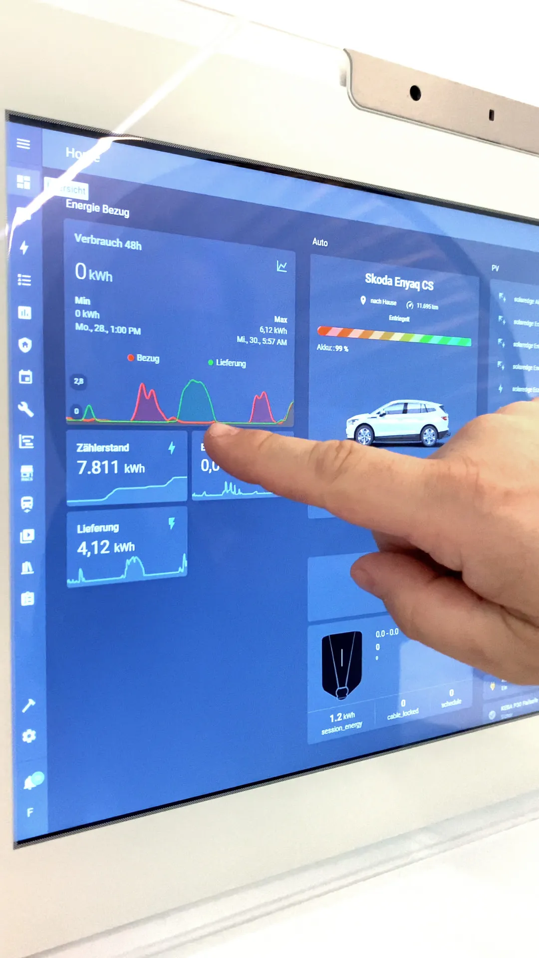 Bedienung einer Smart-Home-Anlage am installierten Touchpanel