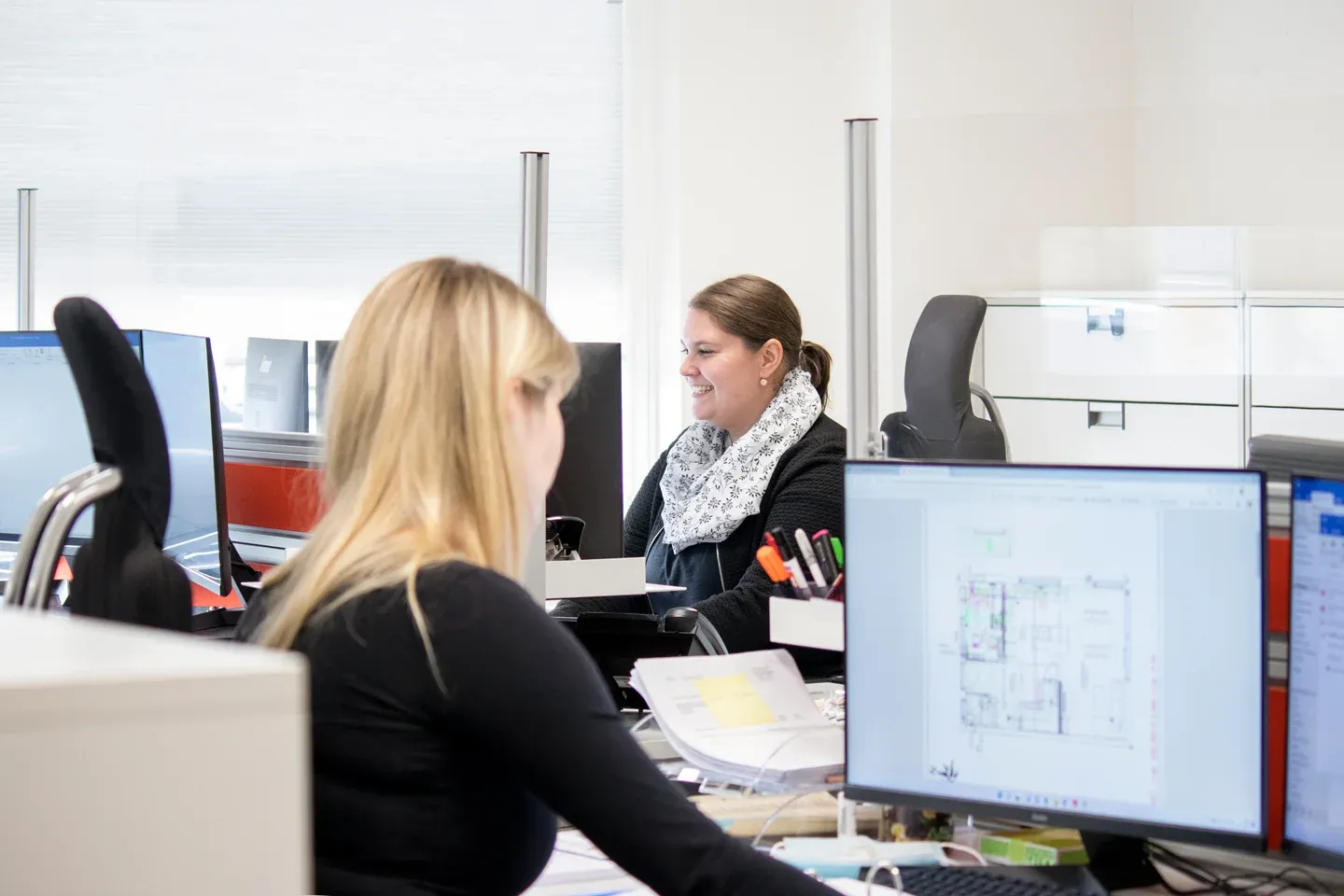 Zwei Mitarbeiterinnen von Elektro Ottmann bei der Planarbeit